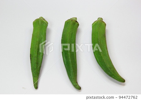 新鮮採摘的綠色秋葵 94472762