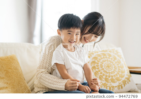 Smiling boy and mother/child-rearing image 94472769
