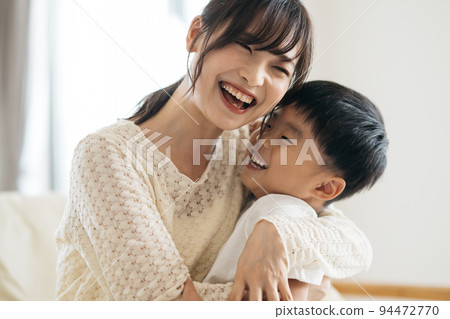 Smiling boy and mother/child-rearing image 94472770