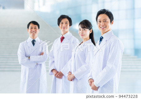 白大衣的工作人員 94473228