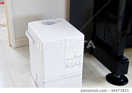 放置在鋼琴旁邊的白色加濕器 94473855