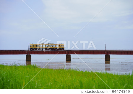穿過由良川大橋的京都丹後鐵道列車（京都府福宮市） 94474549