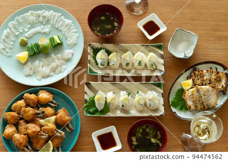 擺滿麻子的餐桌（生魚片、海帶收緊、握壽司、鹽烤、高湯） 94474562