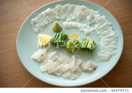 蛆生魚片(薄生魚片和海帶收緊) 蛆生魚片(薄生魚片和海帶收緊) 94474571