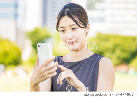 Young woman using a smartphone 94474968