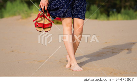 Woman barefoot on sand Woman barefoot on sand 94475807