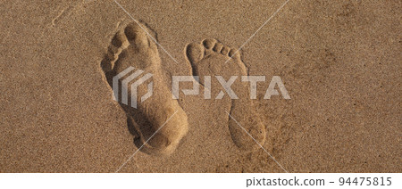 Male and female footprint on sand Male and female footprint on sand 94475815