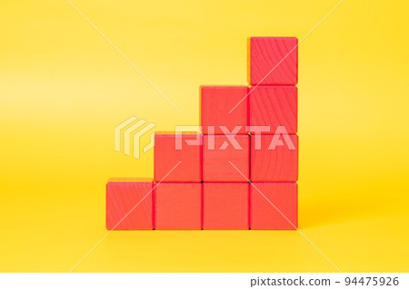 [Synthetic material] Red blocks lined up like stairs Yellow background 94475926