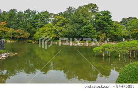 金澤名勝兼六園霞之池周邊景色 94476895
