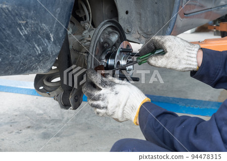 Auto mechanic putting brake pads Drum brake type 94478315