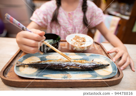 吃鹽烤秋刀魚的孩子 94478816