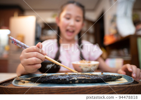 Child eating salt-grilled saury Child eating salt-grilled saury 94478818