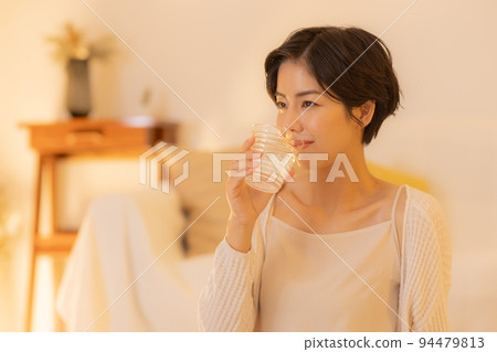 客廳晚上女三 94479813