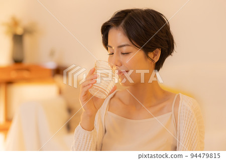 客廳晚上女三 客廳晚上女三 94479815
