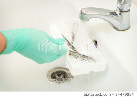 Hand in glove cleans the tweezers with water in-tray. Cleaning systems for tweezers 94479854