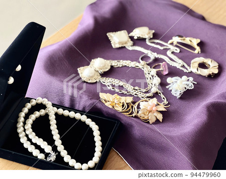 許多珠寶和珍珠項鍊放在紫色布上_傾斜 許多珠寶和珍珠項鍊放在紫色布上_傾斜 94479960