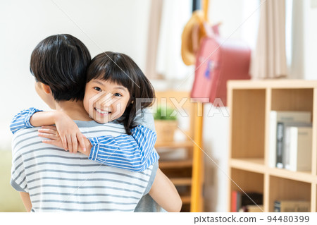 擁抱媽媽的小學女孩 94480399