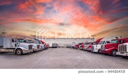夕陽下閃耀的半掛車 94480459