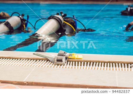 Diving instructor and students. Instructor teaches students to dive 94482837