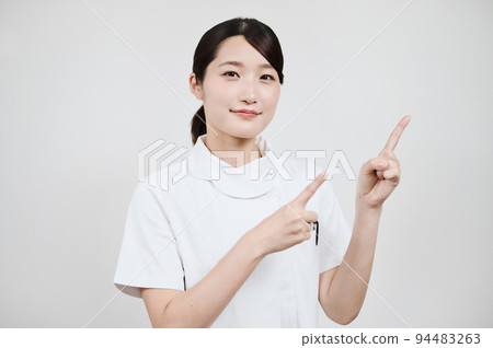 A young lady in white 94483263