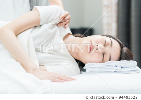 在美容院接受按摩的年輕女性 在美容院接受按摩的年輕女性 94483522