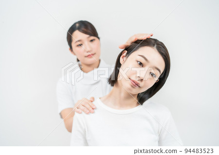 在美容院接受按摩的年輕女性 94483523