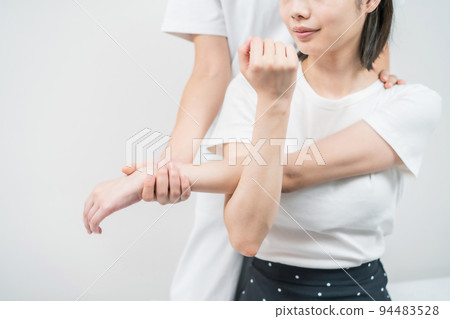 在美容院接受按摩的年輕女性 在美容院接受按摩的年輕女性 94483528