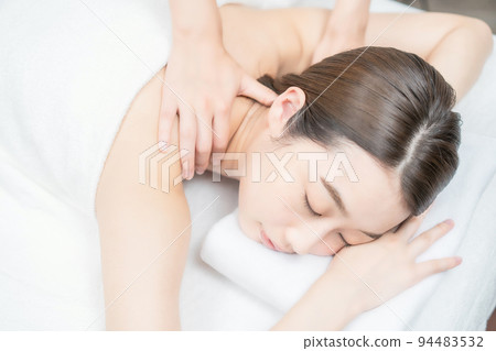 在美容院接受按摩的年輕女性 94483532