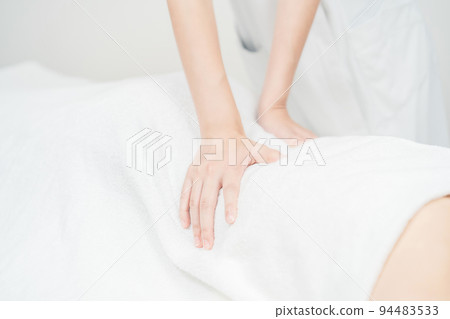在美容院接受按摩的年輕女性 在美容院接受按摩的年輕女性 94483533
