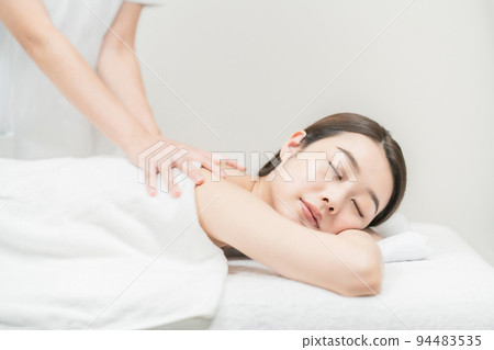 在美容院接受按摩的年輕女性 在美容院接受按摩的年輕女性 94483535