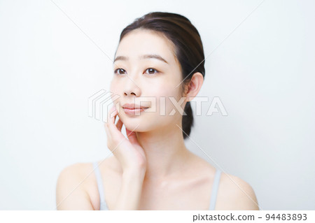 A woman checking her skin condition 94483893