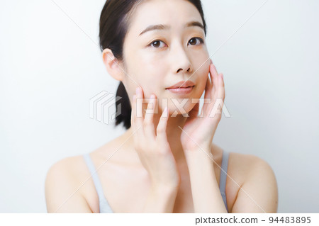 A woman checking her skin condition 94483895