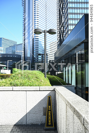 Scenery of buildings in Shinjuku, Tokyo Scenery of buildings in Shinjuku, Tokyo 94484965