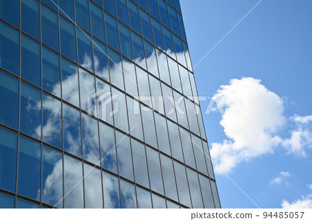 東京六本木大廈和雲彩風景 94485057