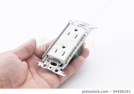 手拿著出線盒 94486281
