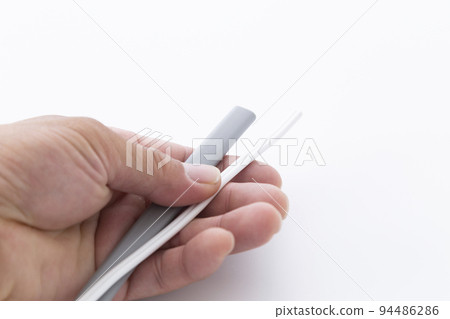 拿著電線的手 94486286