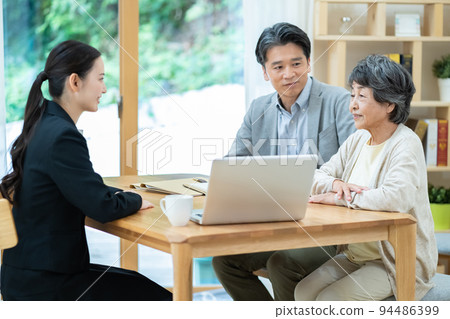 Senior couple Insurance Nursing care Inheritance Asset management 94486399