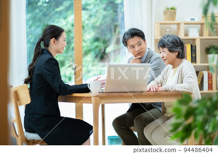 Senior couple Insurance Nursing care Inheritance Asset management 94486404