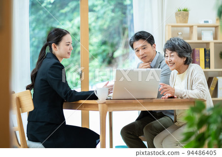 Senior couple Insurance Nursing care Inheritance Asset management 94486405