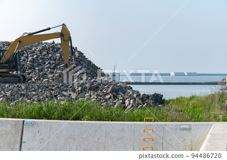 Civil engineering works along the coast 94486720