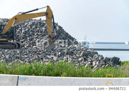 Civil engineering works along the coast 94486721