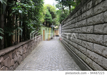 有石板路面的神樂坂路徑 94487223