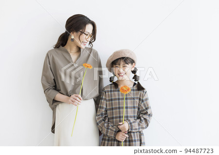 父母和孩子女孩母親 94487723