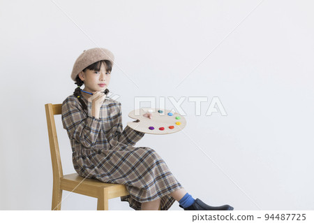 有調色板和畫筆劃家繪畫的女孩 94487725