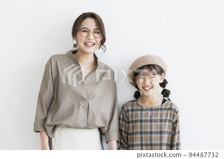 parent and child girl mother 94487732