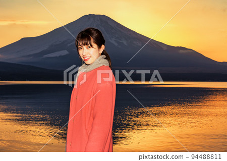 A woman enjoying the sunset Mt. Fuji at Lake Yamanaka A woman enjoying the sunset Mt. Fuji at Lake Yamanaka 94488811