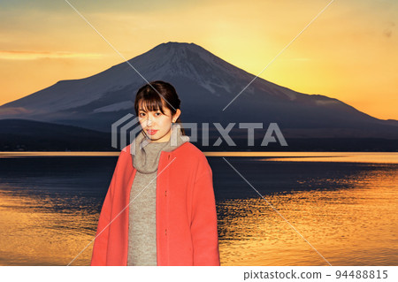 A woman enjoying the sunset Mt. Fuji at Lake Yamanaka A woman enjoying the sunset Mt. Fuji at Lake Yamanaka 94488815