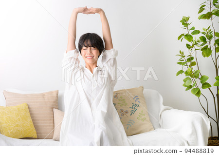 一個女人在她的房間裡放鬆 一個女人在她的房間裡放鬆 94488819