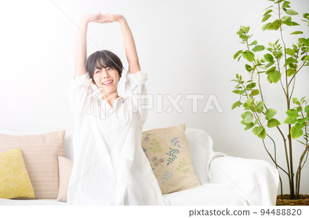 一個女人在她的房間裡放鬆 一個女人在她的房間裡放鬆 94488820