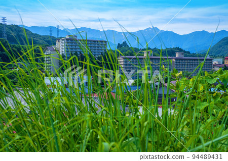 The view from the platform of Kamimaki Station on the Joetsu Line, in the direction of the Tanigawa mountain range, in the season of fresh greenery 94489431